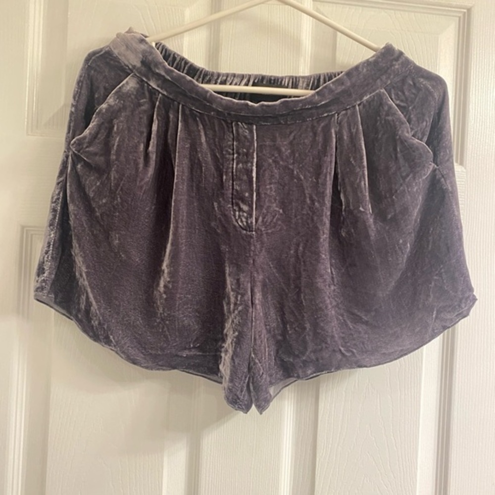 Aritzia T.Babaton Alvin Velvet silk blended shorts size 6